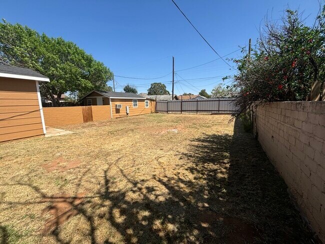 Building Photo - Spacious 3 bed 2 bath home, move in ready