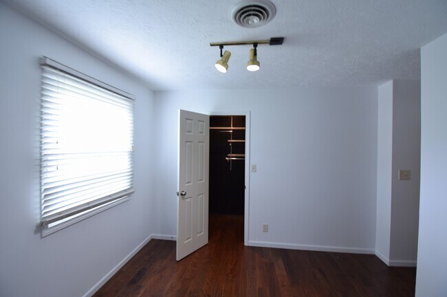 Building Photo - 1136 Anthrop Dr