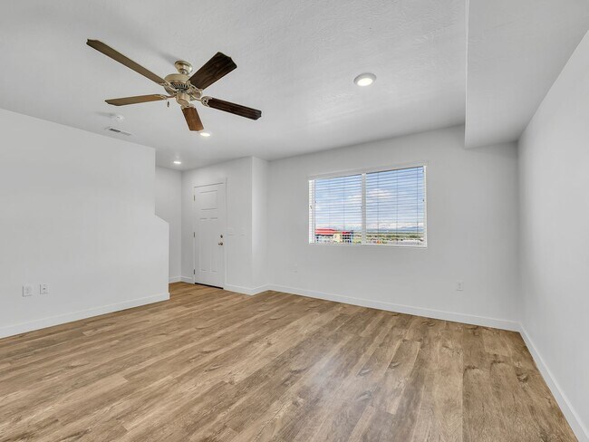 Building Photo - Herriman 3 Bedroom Townhouse Ready to be Called Home!