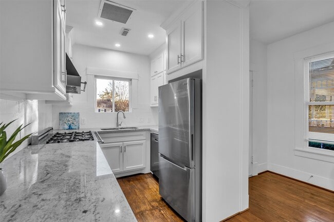 Building Photo - 611 Harvard St