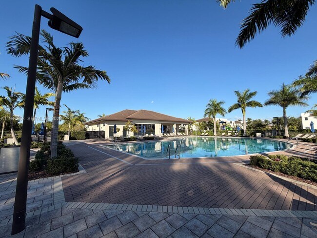 Building Photo - 909 NE 211th St