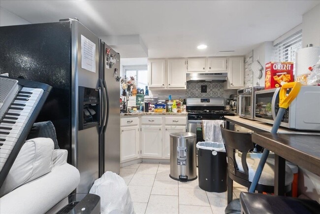 Building Photo - 252 Grace Ave