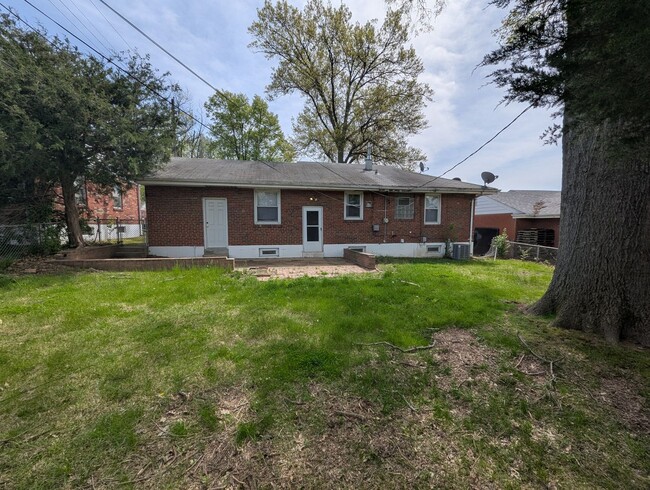 Building Photo - Your Perfect Home Awaits — Cozy, Updated, ...