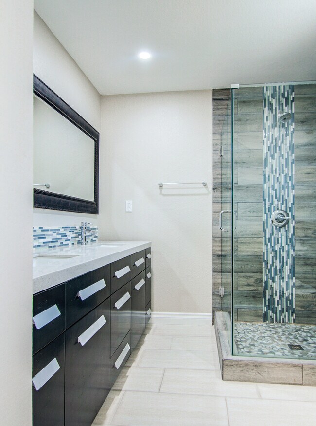 Building Photo - Beautifully remodeled corner 4/2 with pool...