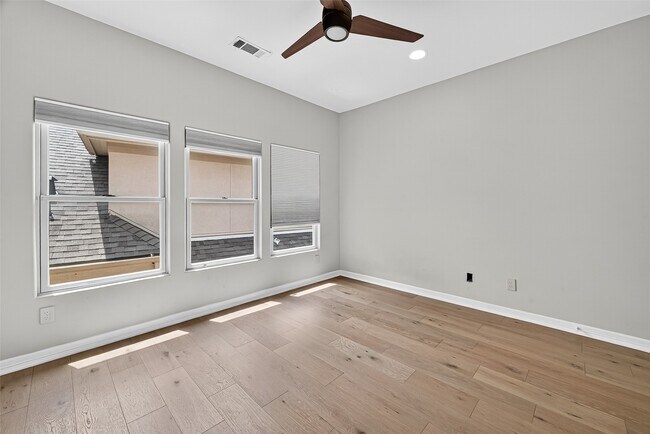 Building Photo - 2731 Stuart Manor