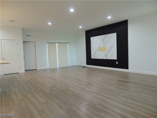 Building Photo - 9020 E Castle Cir