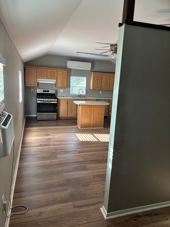 Building Photo - 1042 5th St