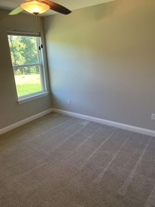 Building Photo - 3 Bed 2.5 Bath House, off Old Plank Rd