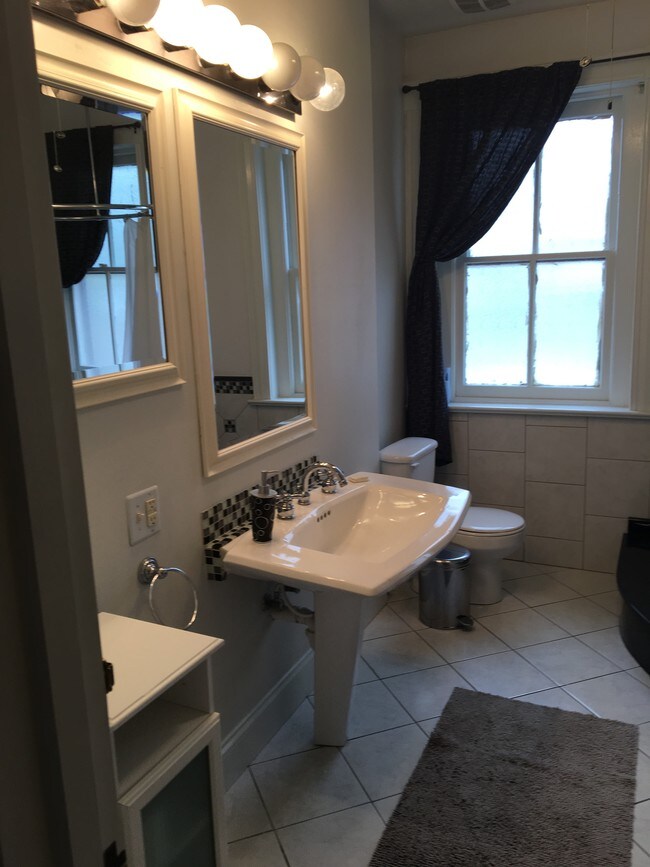 Building Photo - 1027 Cherokee Rd