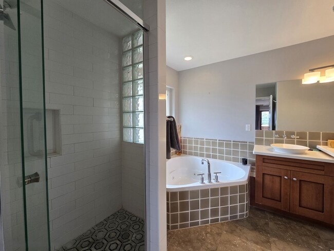 Building Photo - Beautiful Quemazon Home (5085 Alegria)