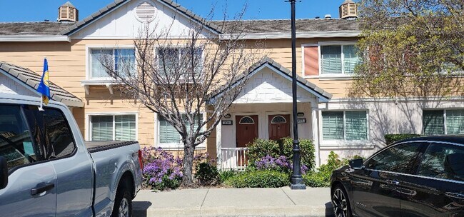 Building Photo - Cute 2 Bedroom 1 Bath Condo Daniels Avenue Vallejo New Flooring and Paint ***MOVE-IN SPECIAL***