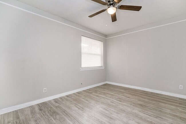 Building Photo - 2306 SW 8th Ave