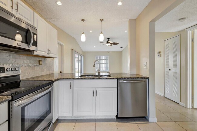 Building Photo - 5057 Forsythia St