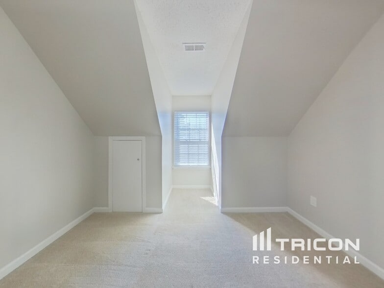 Building Photo - 105 Great Oaks Way
