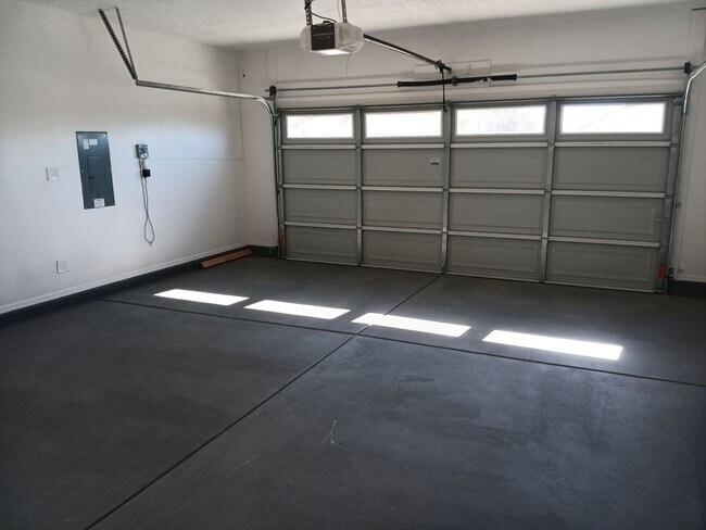 Building Photo - Newly-renovated 3 bedroom, 2 bathroom in Los Lunas! All new appliances! HUGE yard! Showings avail...