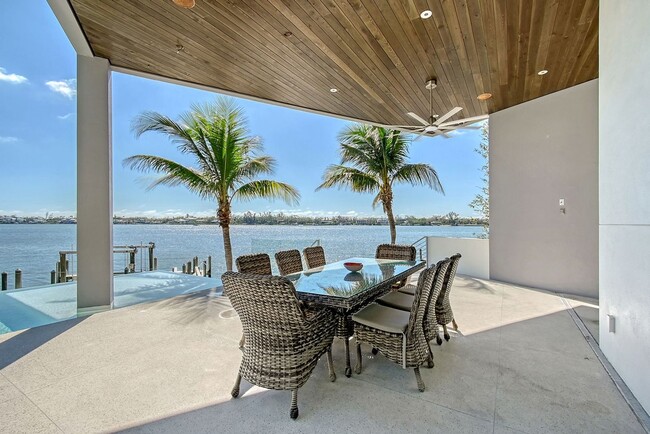 Building Photo - Luxurious Bay Front Home