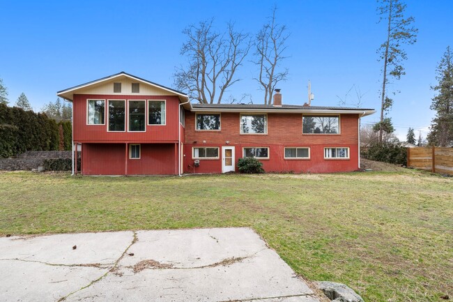 Building Photo - 5 Bed 2 Bath Spacious 3200 sq/ft Lower South Hill brick rancher property