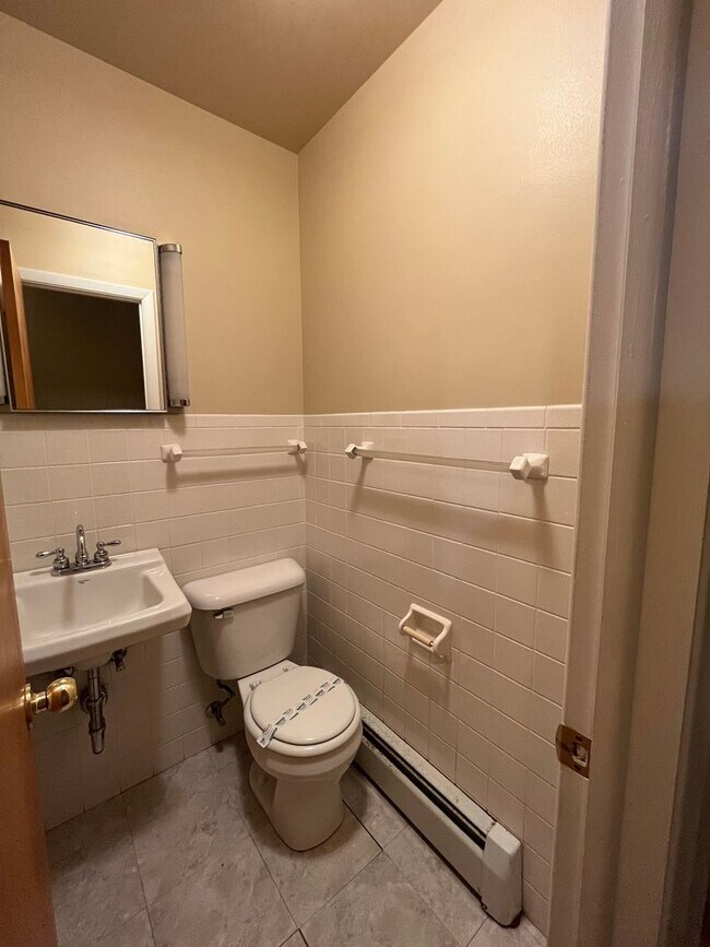 Building Photo - Beautiful 3 Bedroom Home in Normal!