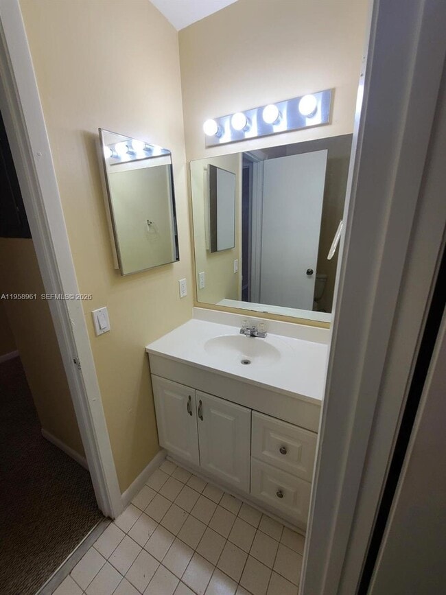 Building Photo - 1002 Adams Ave