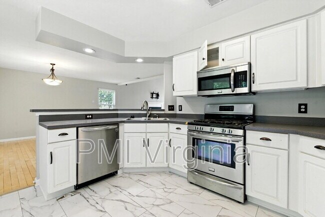 Building Photo - 6811 Dickens Ct E