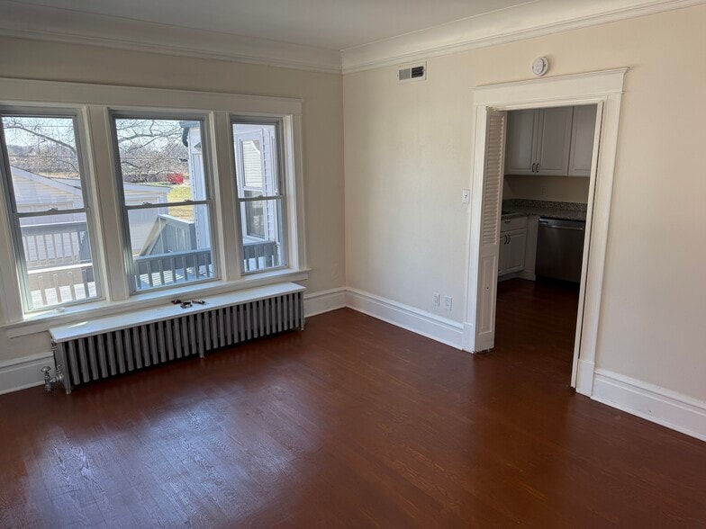 dining room with view into kitchen - 3068 Bellerive Dr