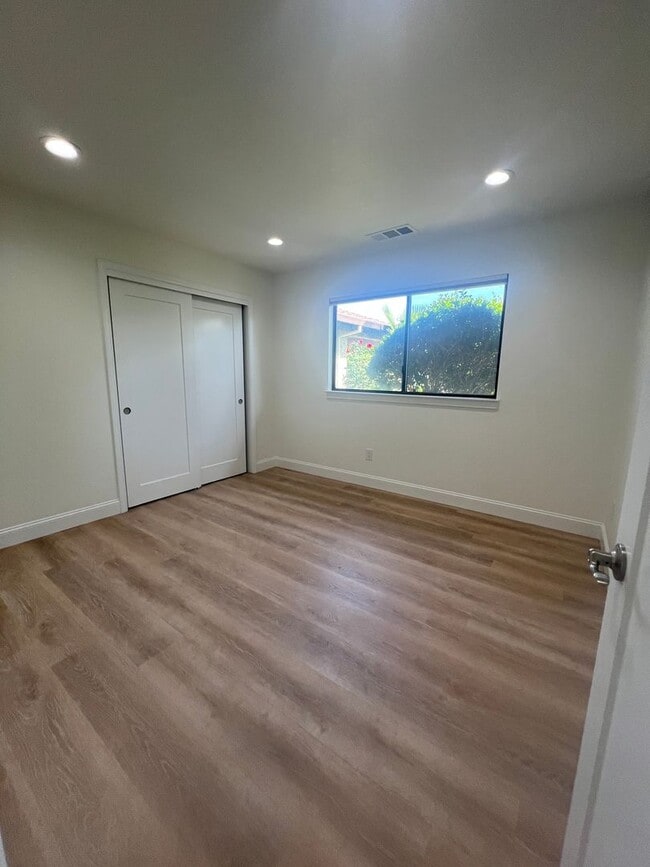 Building Photo - Beautiful Updated West Redding Home!
