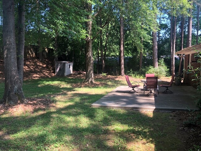 Building Photo - 3 Bedroom Brick Ranch House in a Great Location!