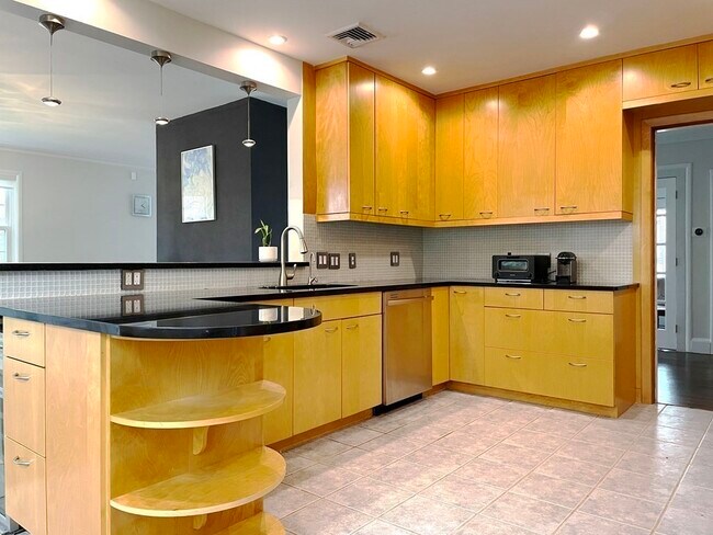 Building Photo - 44 Rolling Ln