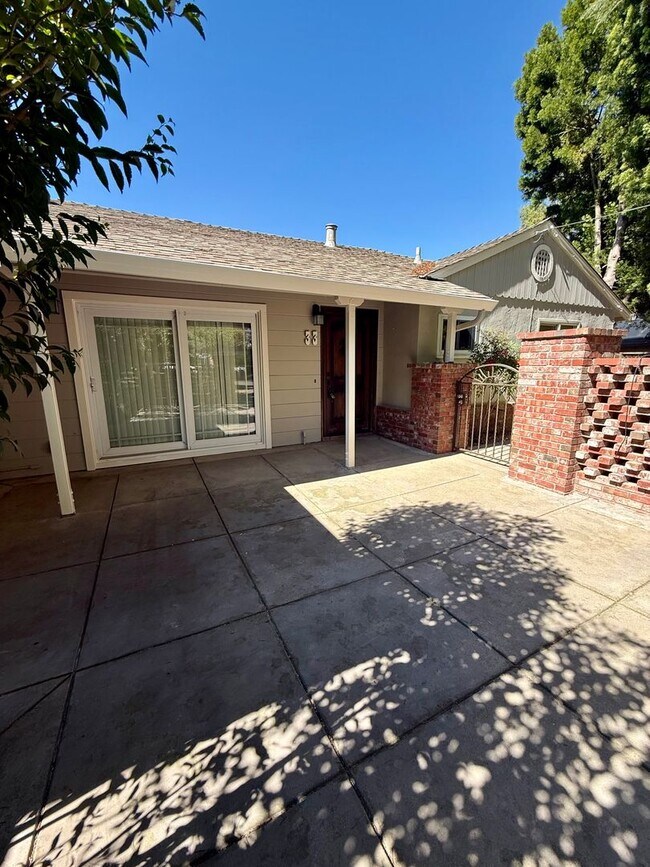 Building Photo - 33 Mary Ct