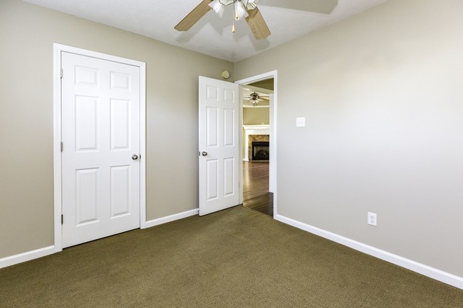 Building Photo - 17 Hillside Cove