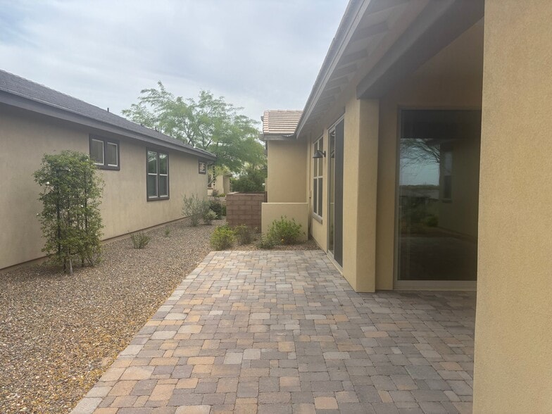 Building Photo - 4468 Covered Wagon Trl