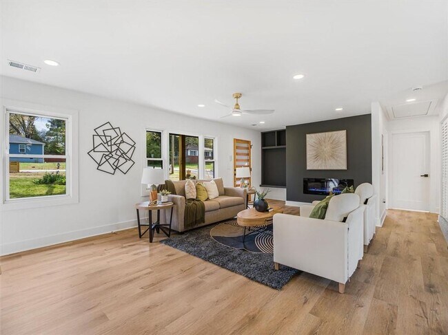 Building Photo - 960 Pine Forest Dr SW
