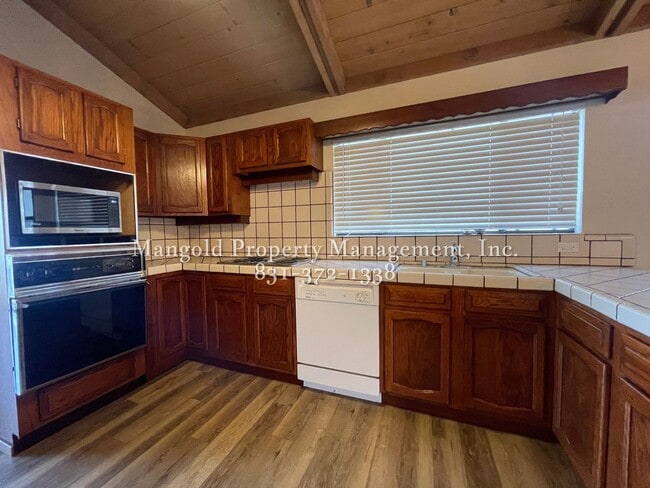 Building Photo - Spacious 3 Bed 2 Bath With Panoramic Ocean...