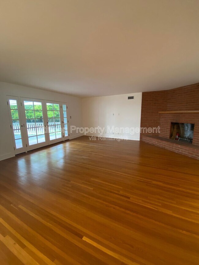 Building Photo - 373 Sierra Dr