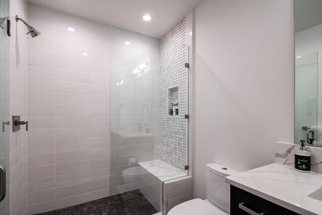 Building Photo - 5 Wildwood Rd W