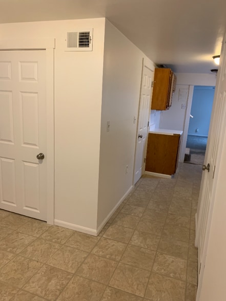 Building Photo - 1124 W Prospect Rd