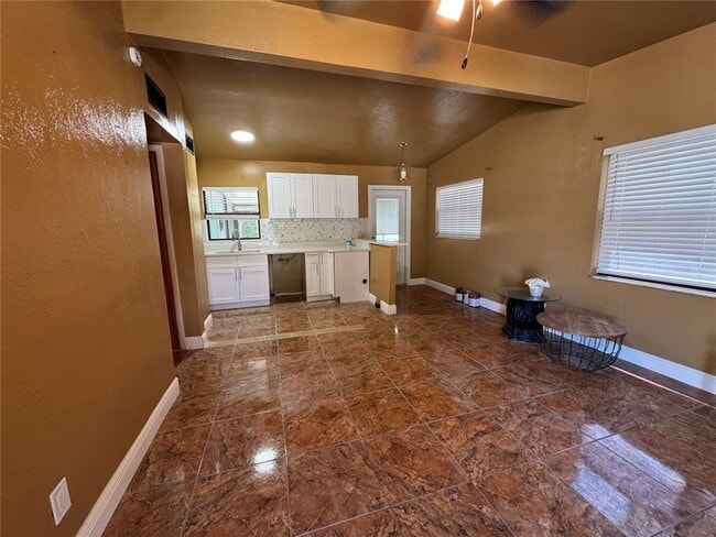 Building Photo - 1930 Walton St S