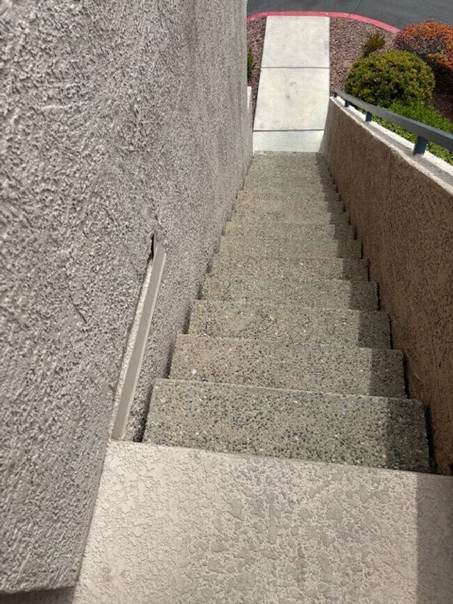 Building Photo - Beautiful, spacious top-floor 2-bedroom, 2-bathroom condo in the Southwest