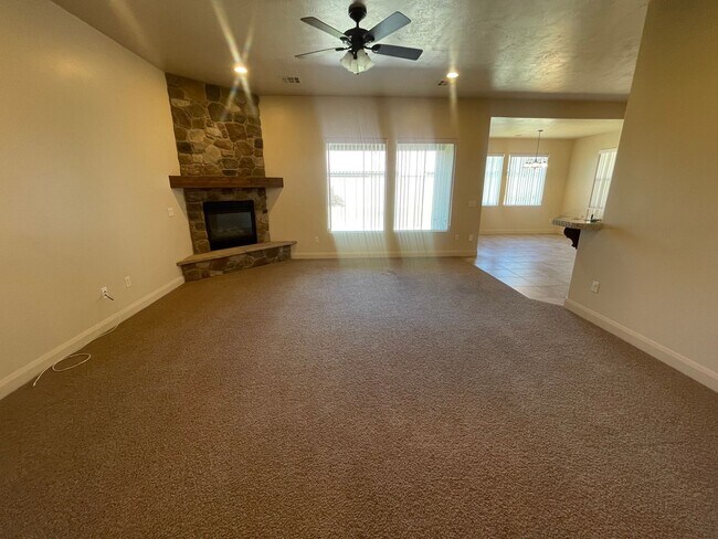 Building Photo - Great home and Pet Friendly!!  ADA tub/shower