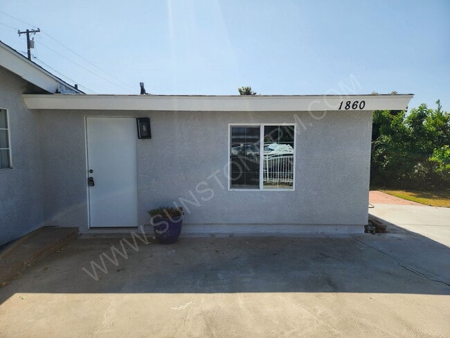 Building Photo - 2 Bedroom, 1 bathroom
