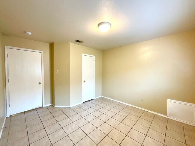 Building Photo - **APPLICATION RECEIVED** **MOVE IN SPECIAL** Charming 3-Bed, 2-Bath Home with Fenced Yard – Pet F...