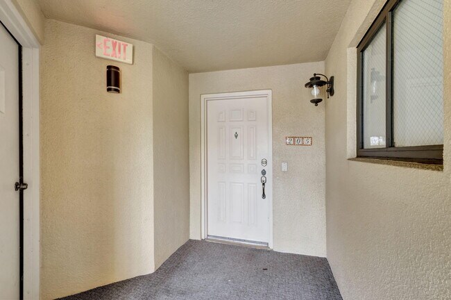Building Photo - 600 Uno Lago Dr