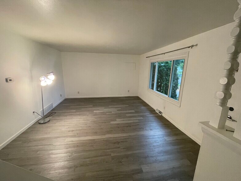 Building Photo - 831 Badger Ln