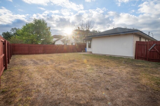Building Photo - Nestled in Round Rock neighborhood.