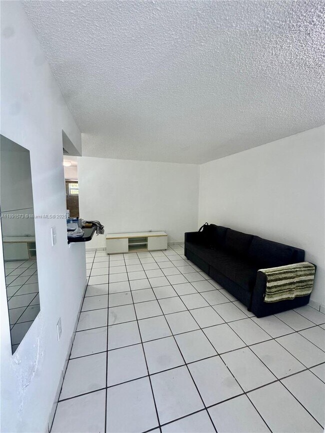 Building Photo - 335 Collins Ave