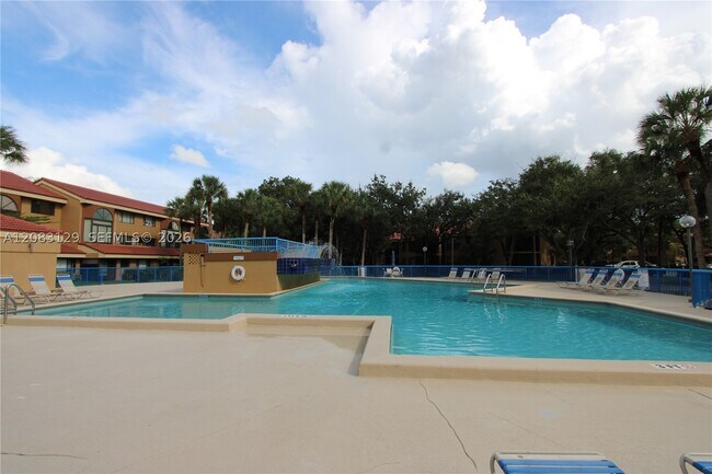 Building Photo - 15495 N Miami Lakeway