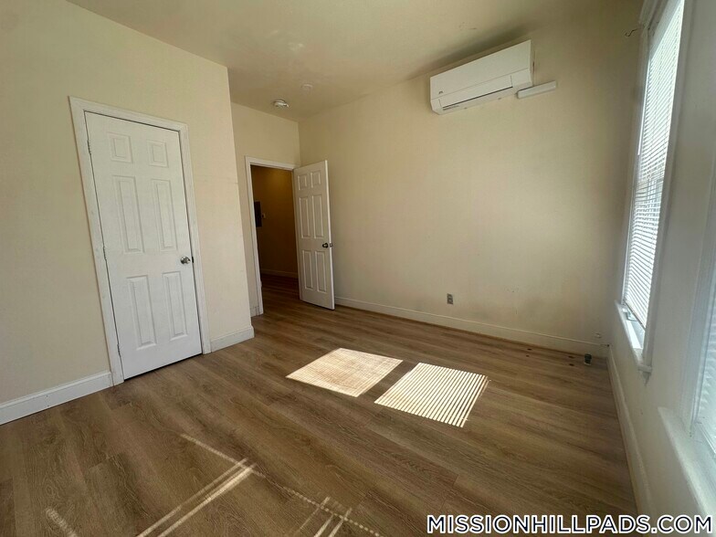 Building Photo - 127 Harrishof St