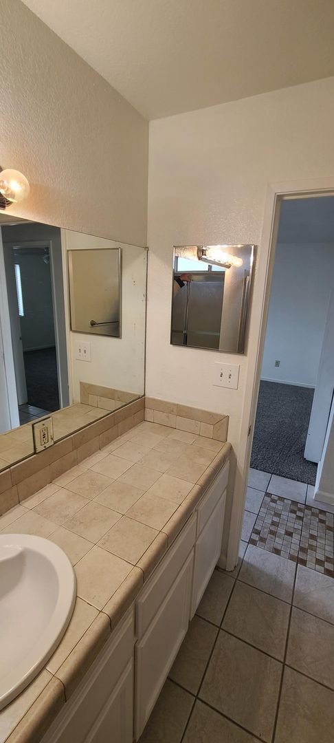Building Photo - 2Bedroom/1 Bath Condo with private Yard an...
