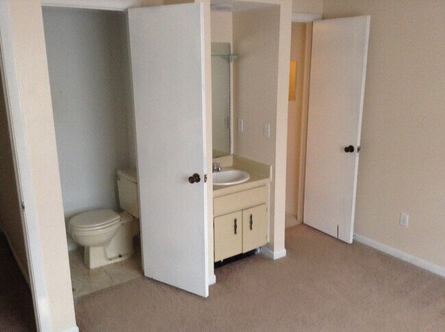 Building Photo - Convenient 2 Bedroom Townhome Near UCF & Full Sail – Available Now!