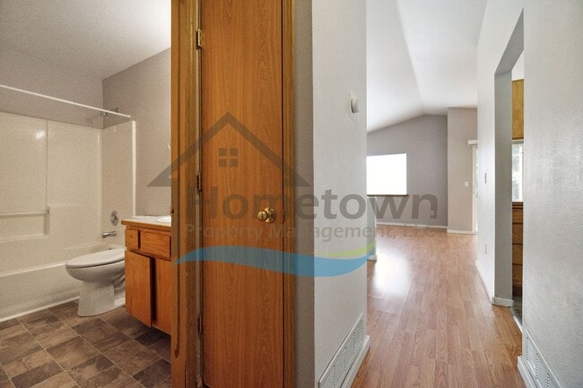 Building Photo - 4 Bedroom 2 Bathroom Home with Attached 2 ...